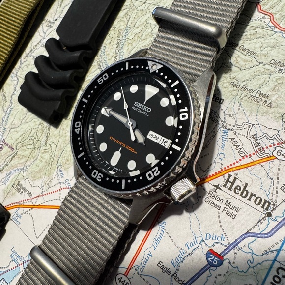 Seiko SKX013 Mid-size Diver’s Watch - Picture 3 of 6